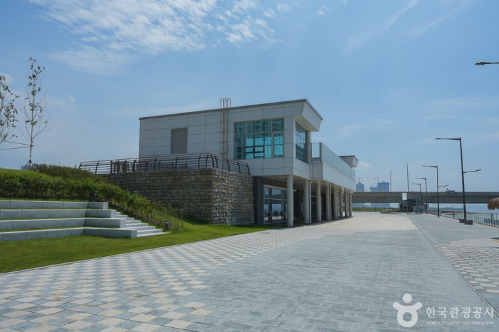 송도랜드마크시티1호수변공원 여행 추천 - 메고지고