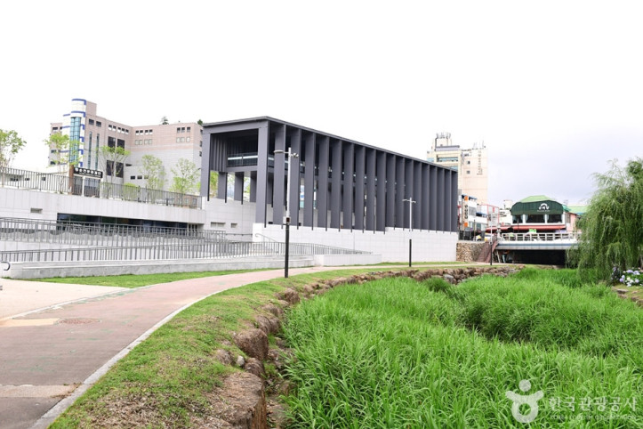 남문터광장 여행 추천 - 메고지고