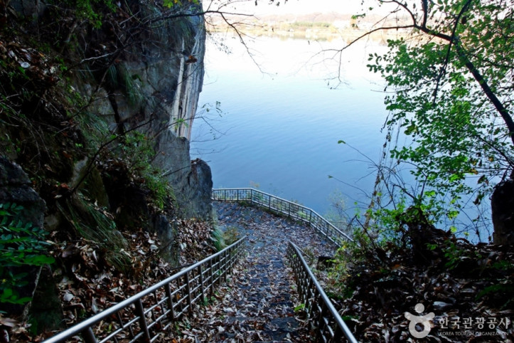 충주 창동리 마애여래상 여행 추천 - 메고지고