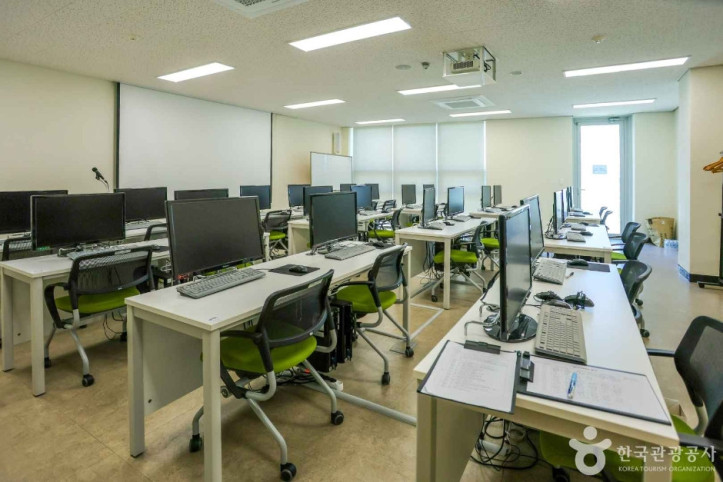 대구출판산업지원센터 여행 추천 - 메고지고