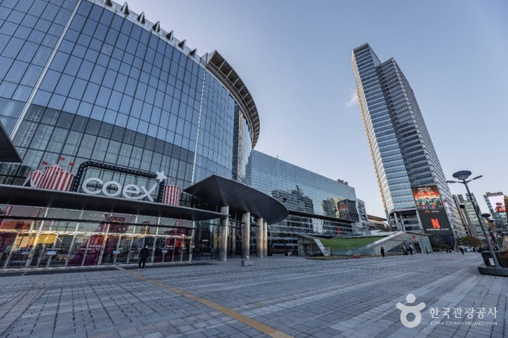 코엑스동측광장 여행 추천 - 메고지고