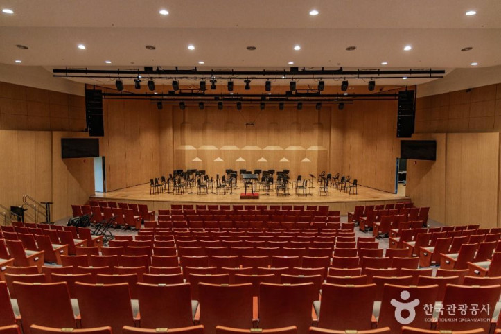 심산기념문화센터 여행 추천 - 메고지고