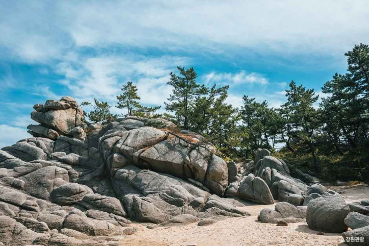 송지호 해안 서낭바위 (강원평화지역 국가지질공원) 여행 추천 - 메고지고
