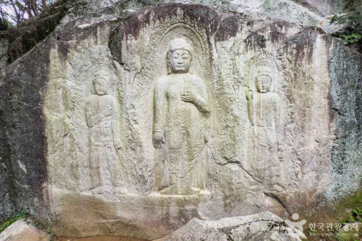 경주 율동 마애여래삼존입상 여행 추천 - 메고지고