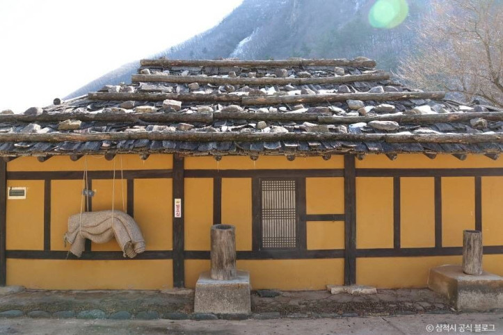 삼척 신리 너와집과 민속유물 여행 추천 - 메고지고