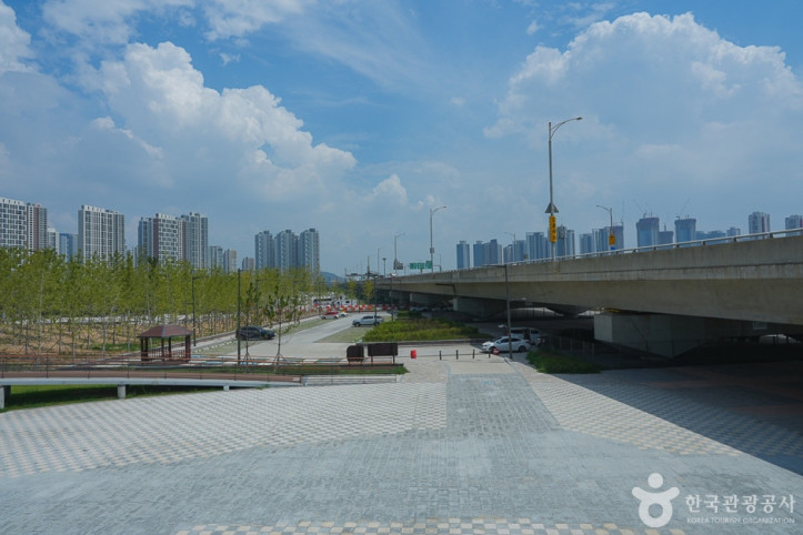 송도랜드마크시티1호수변공원 여행 추천 - 메고지고