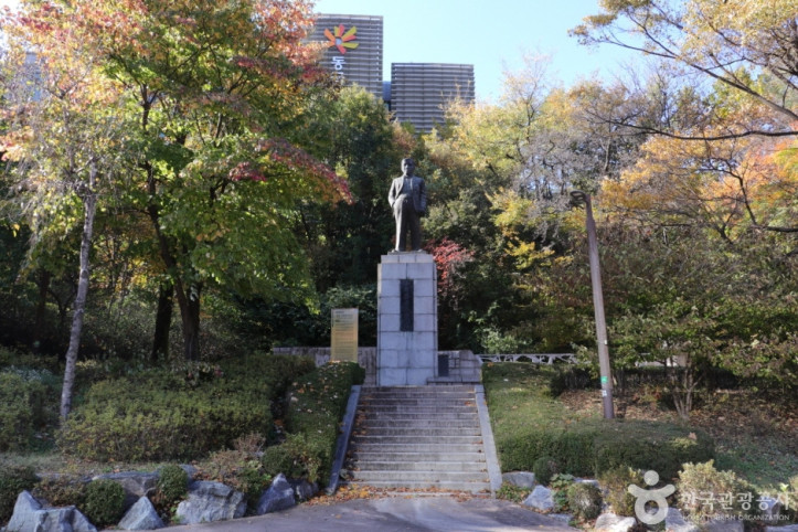 일성이준열사동상 여행 추천 - 메고지고