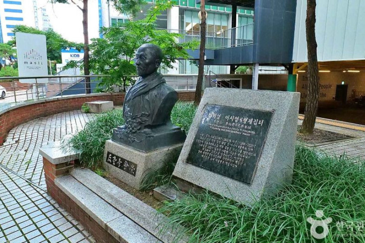 우당 이회영 선생 흉상 여행 추천 - 메고지고
