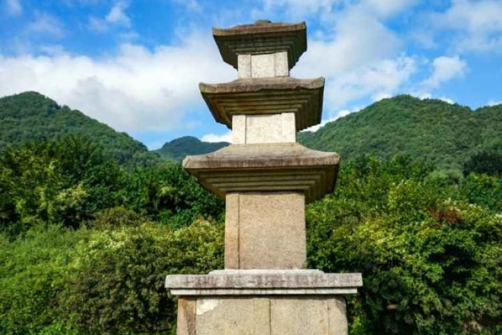 삼장사지 삼층석탑 여행 추천 - 메고지고