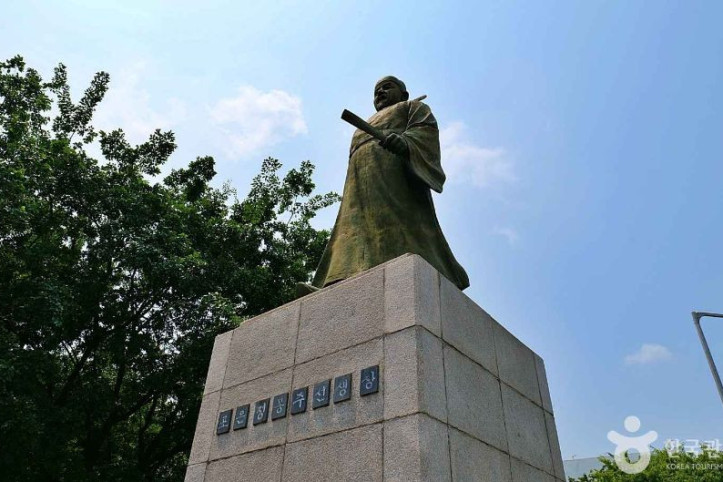 정몽주 동상 여행 추천 - 메고지고