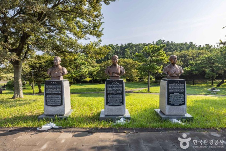 제주해녀항일운동기념탑 여행 추천 - 메고지고