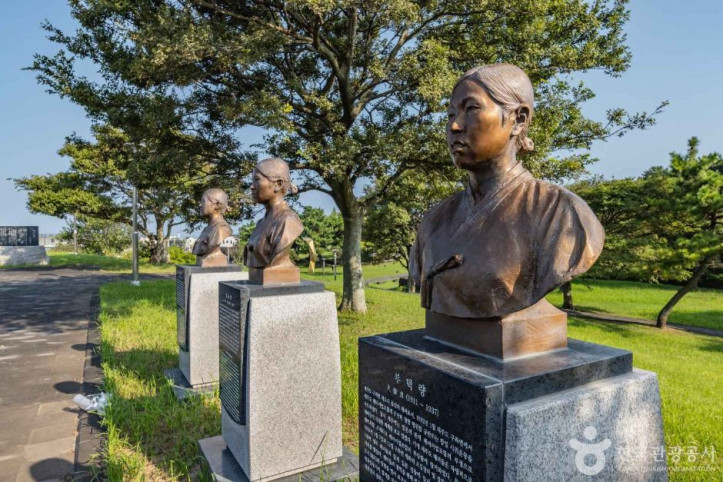 제주해녀항일운동기념탑 여행 추천 - 메고지고