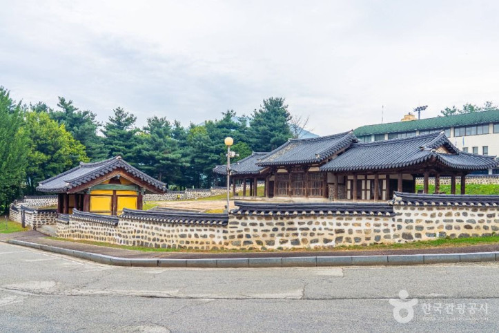 안성 객사 정청 여행 추천 - 메고지고