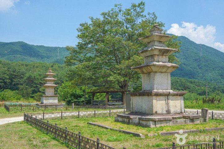 산청 단속사지 동 삼층석탑 여행 추천 - 메고지고
