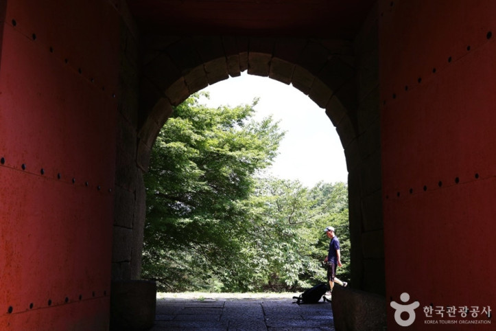 금정산성 동문 여행 추천 - 메고지고