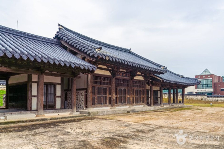 안성 객사 정청 여행 추천 - 메고지고
