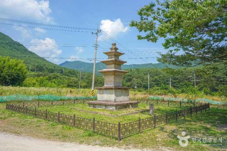 산청 단속사지 동 삼층석탑 여행 추천 - 메고지고
