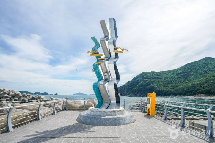 여차몽돌해수욕장 여행 추천 - 메고지고