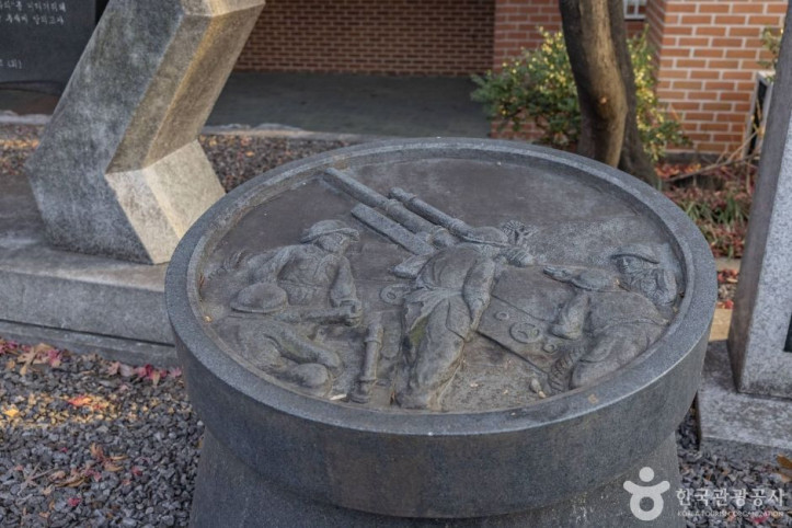 서울학도병참전기념비 여행 추천 - 메고지고
