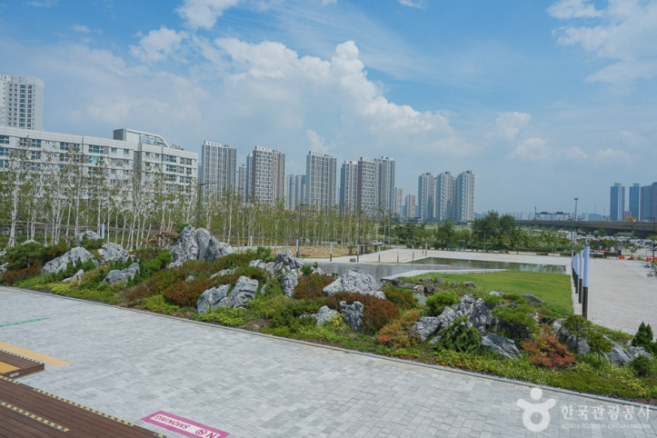 송도랜드마크시티1호수변공원 여행 추천 - 메고지고