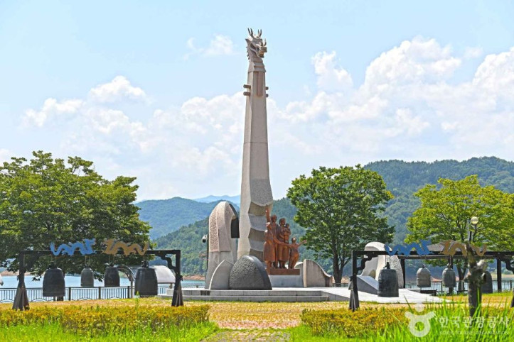 용담댐 조각공원 여행 추천 - 메고지고