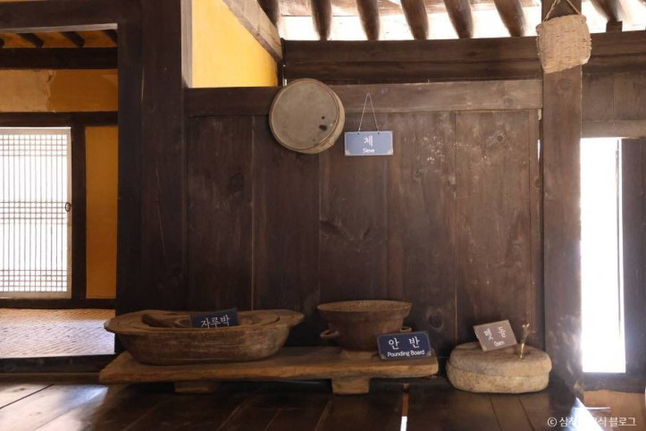 삼척 신리 너와집과 민속유물 여행 추천 - 메고지고