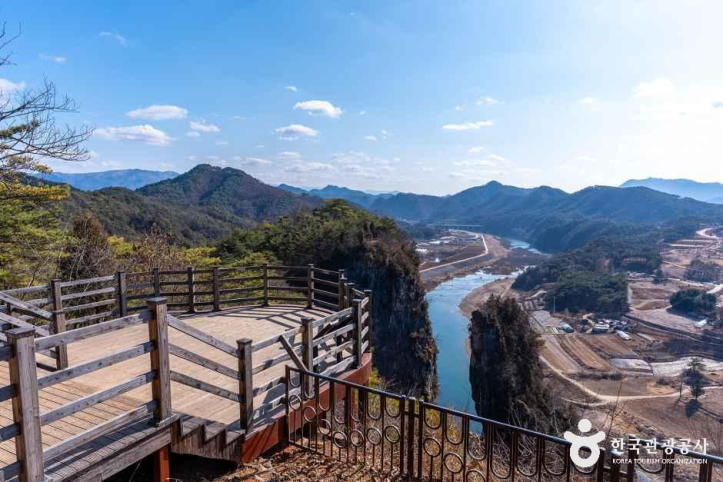 선돌 (강원고생대 국가지질공원) 여행 추천 - 메고지고