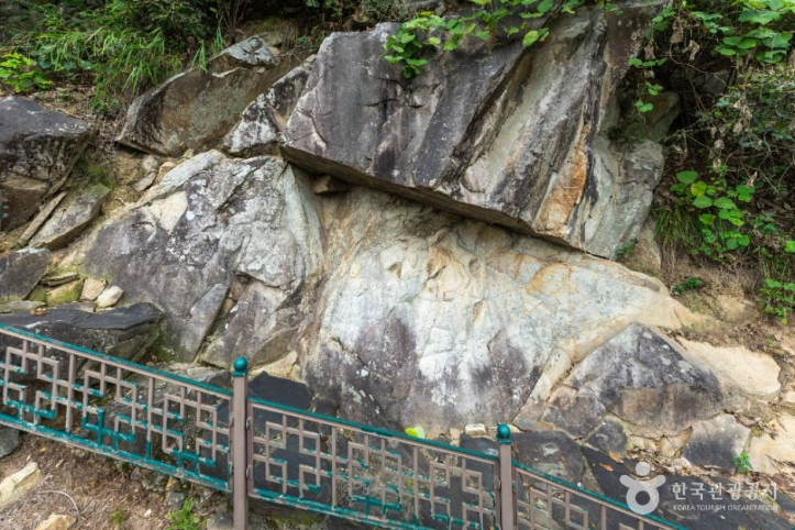 충주 봉황리 마애불상군 여행 추천 - 메고지고