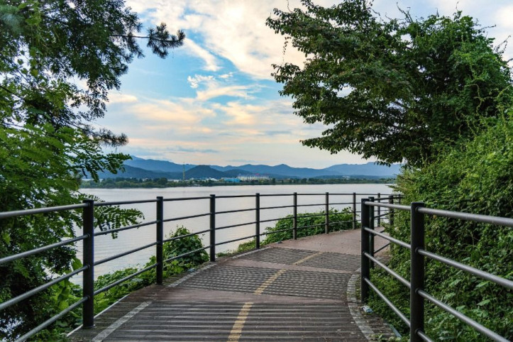 춘천시 수변공원 여행 추천 - 메고지고