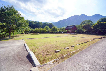가섭암지 마애여래삼존입상 여행 추천 - 메고지고