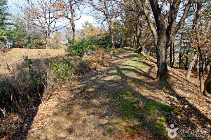 충주 견학리 토성 여행 추천 - 메고지고