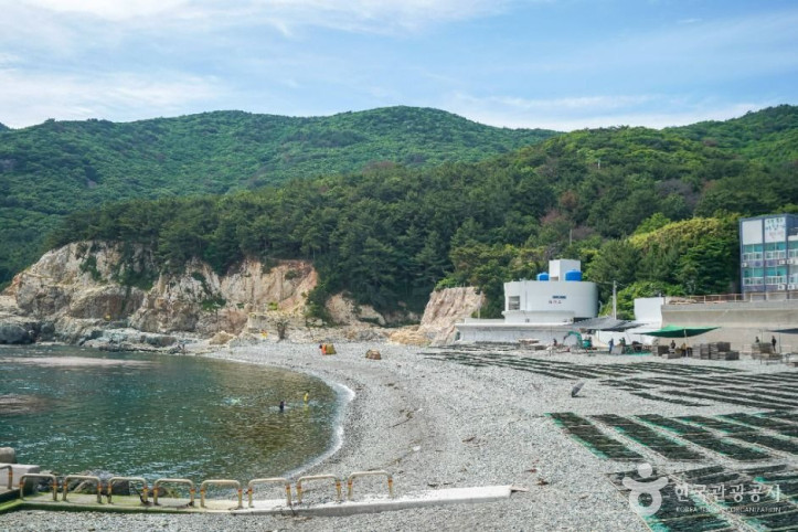 여차몽돌해수욕장 여행 추천 - 메고지고