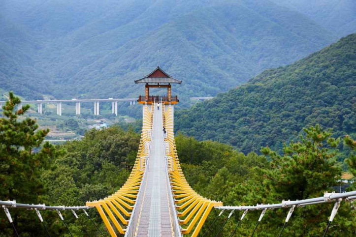 봉명산 출렁다리 여행 추천 - 메고지고