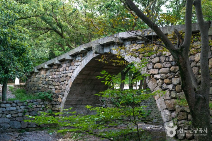 여수 흥국사 홍교 여행 추천 - 메고지고