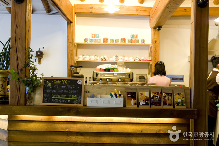 달 카페 여행 추천 - 메고지고