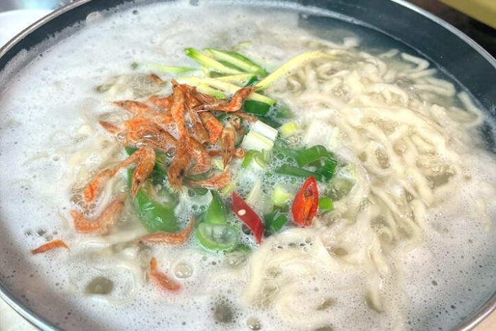 살구나무집_칼국수_1_공공3유형.jpg