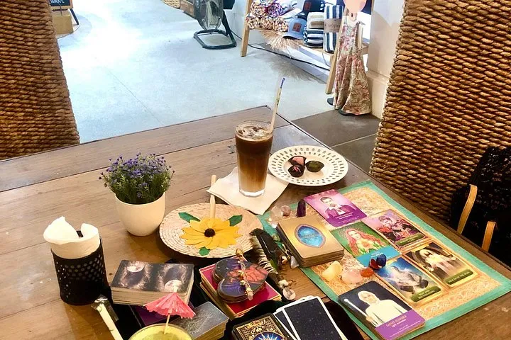 Tarot Reading with Coffee & Chocolate or Smoothie 여행 추천 - 로드트립