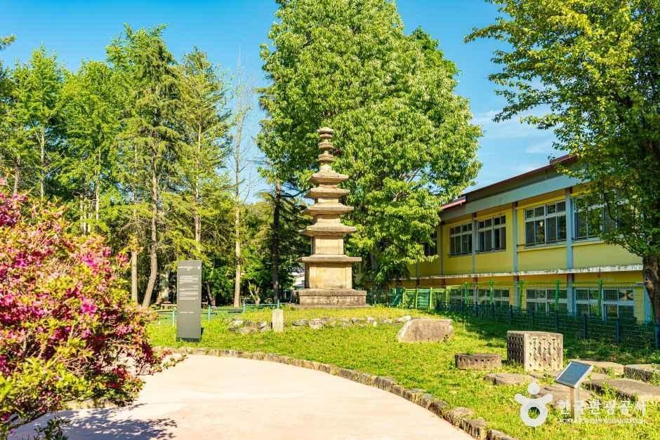 군산 발산리 오층석탑 여행 추천 - 메고지고 군산 발산리 오층석탑 여행 추천 - 메고지고
