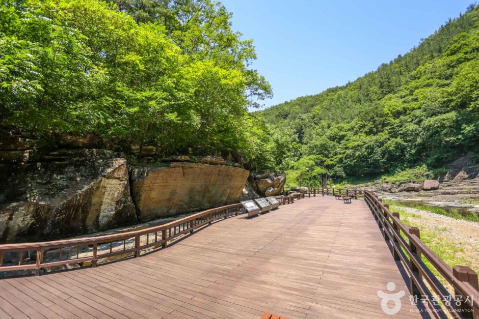 울주 천전리 명문과 암각화 [유네스코 세계유산] 여행 추천 - 메고지고