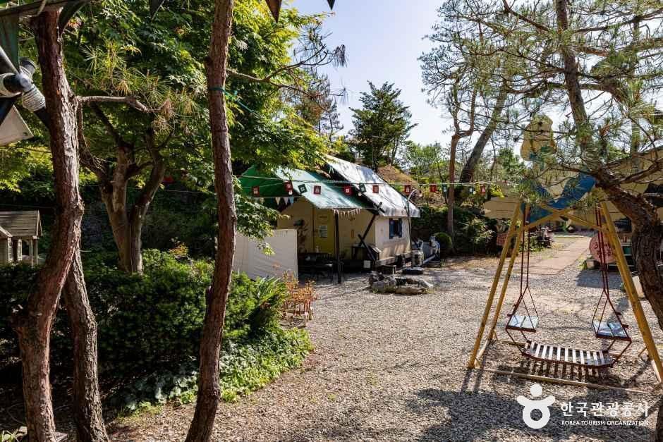 충주커피박물관 글램핑카라반펜션 여행 추천 - 메고지고