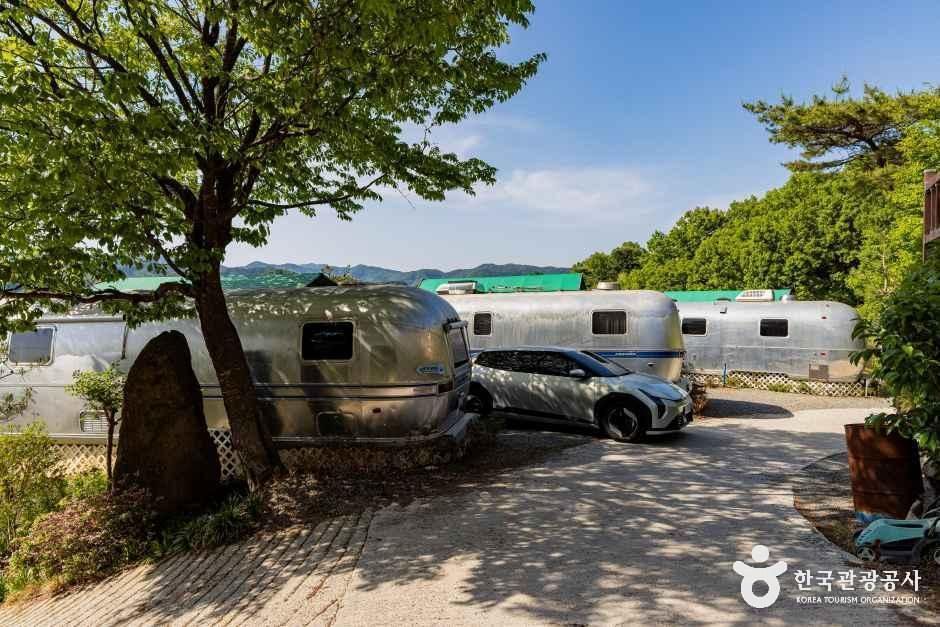 충주커피박물관 글램핑카라반펜션 여행 추천 - 메고지고