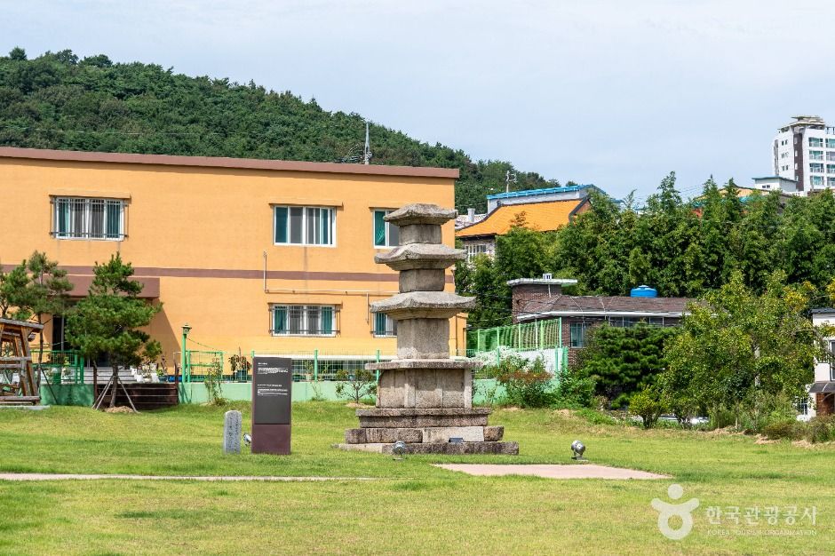 서산동문동오층석탑 및 당간지주 여행 추천 - 메고지고