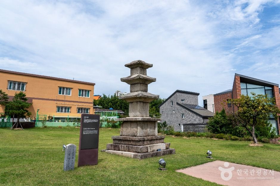 서산동문동오층석탑 및 당간지주 여행 추천 - 메고지고