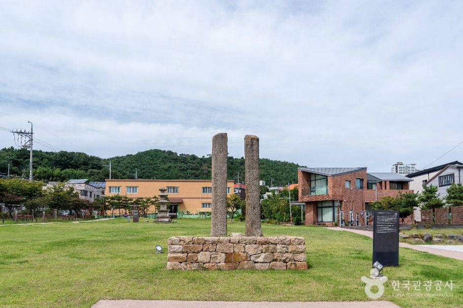 서산동문동오층석탑 및 당간지주 여행 추천 - 메고지고