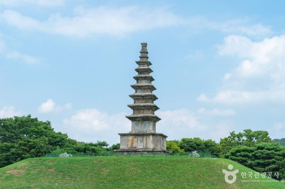 충주 탑평리 칠층석탑 여행 추천 - 메고지고