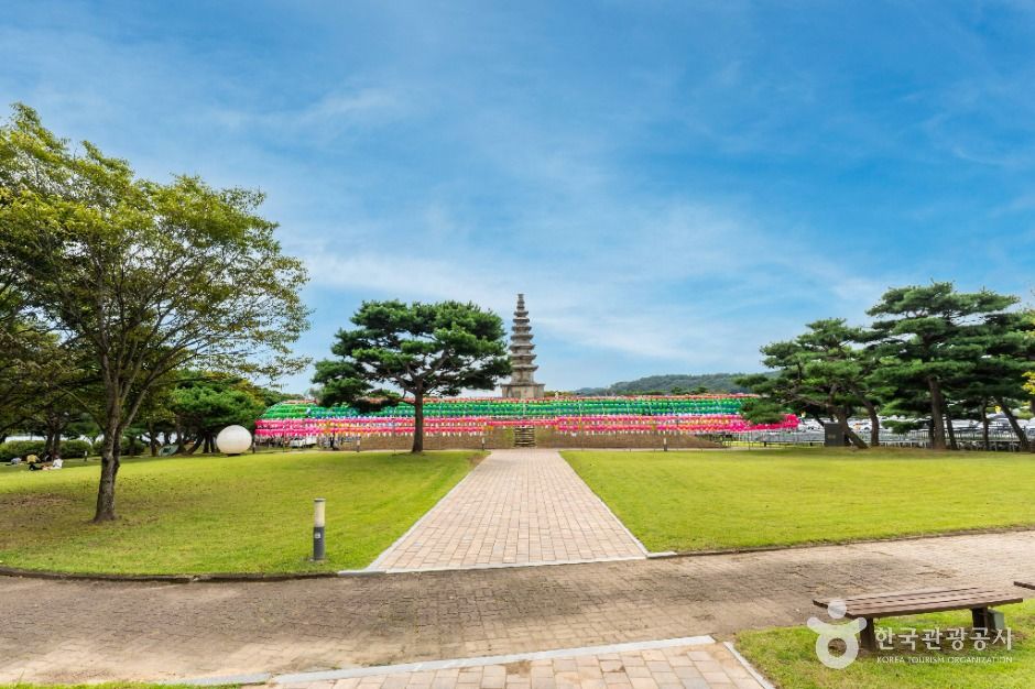 충주 탑평리 칠층석탑 여행 추천 - 메고지고