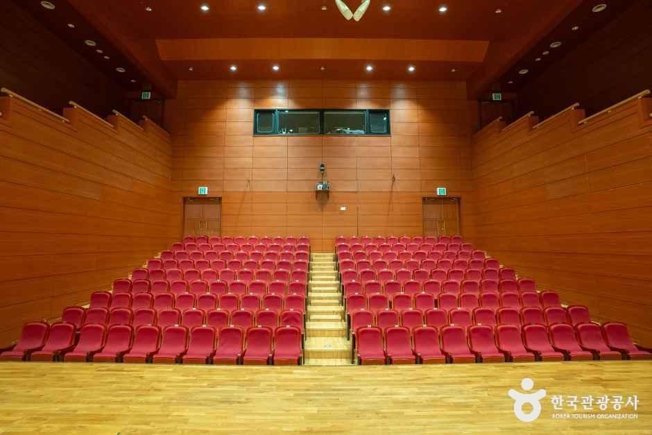 한국소리문화의전당 여행 추천 - 메고지고