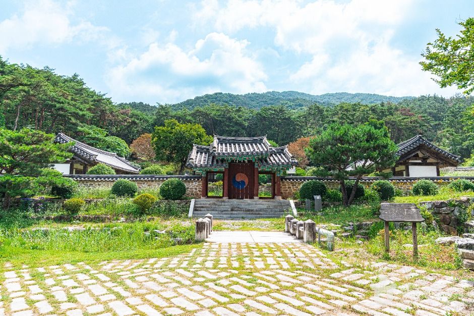 월봉서원·빙월당 여행 추천 - 메고지고 월봉서원·빙월당 여행 추천 - 메고지고