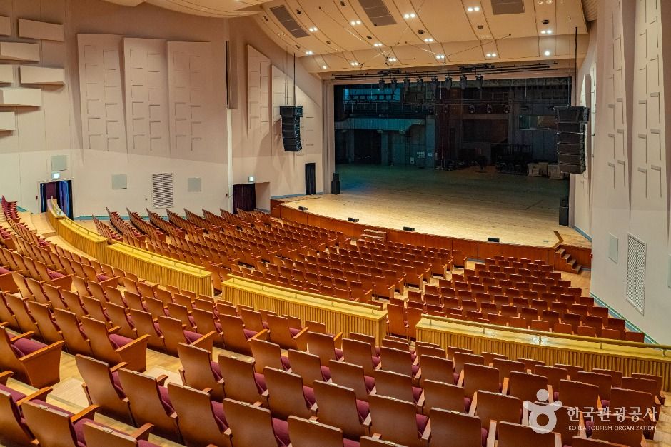 포스코광양백운아트홀 여행 추천 - 메고지고