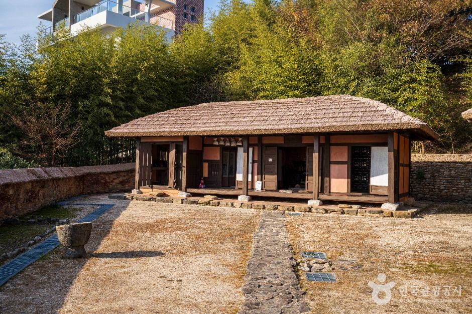 청마문학관 여행 추천 - 메고지고